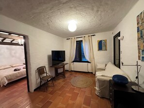 6 bedrooms, iron/ironing board, WiFi, bed sheets