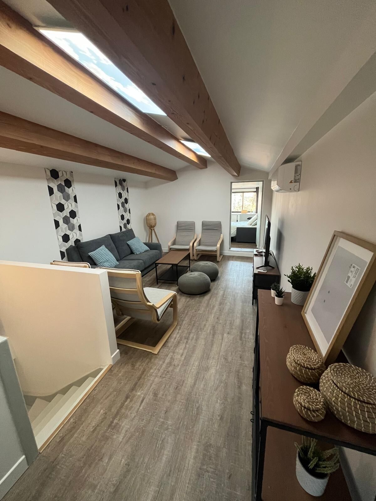 4 slaapkamers, een bureau, een strijkplank/strijkijzer, reisbedje