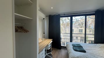 4 bedrooms, desk, iron/ironing board, travel cot