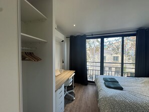 4 Schlafzimmer, Schreibtisch, Bügeleisen/Bügelbrett, Reisekinderbett