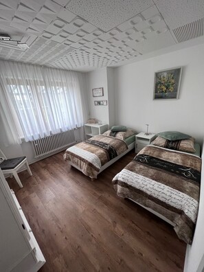 2 bedrooms, desk, iron/ironing board, WiFi - Sunny large apartment with 2 bedrooms and conservatory for 3-4 people (Engelsbrand)