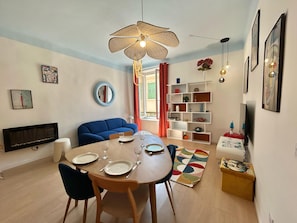 Dining - Chez Laura & Thomas - charming 2BR Vieux Port/ Place Huiles (Marseille)