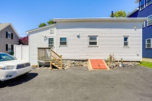 Une maison mobile de plain-pied avec un porche à l’avant et un petit garage attenant.