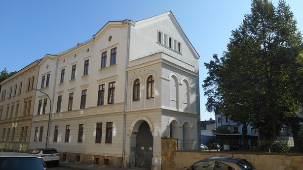 A historic building with multiple windows and an arched entrance. - To Senckenberg I by Satischni for two people with parking facilities (Görlitz)