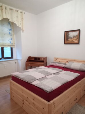 1 dormitori, planxa i posts de planxar, wifi i roba de llit