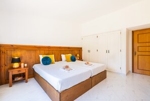 Villa | 4 bedrooms, iron/ironing board, bed sheets
