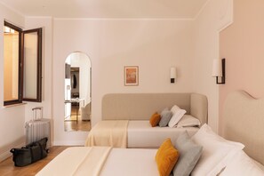 Habitación triple | Ropa de cama hipoalergénica y caja de seguridad en la habitación 