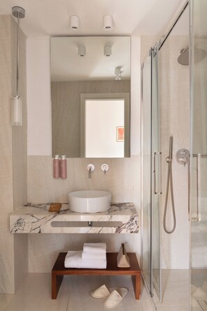 Suite | Bathroom | Separate tub and shower, rainfall showerhead, hair dryer, bidet - HOTEL FORI IMPERIALI (Rome)