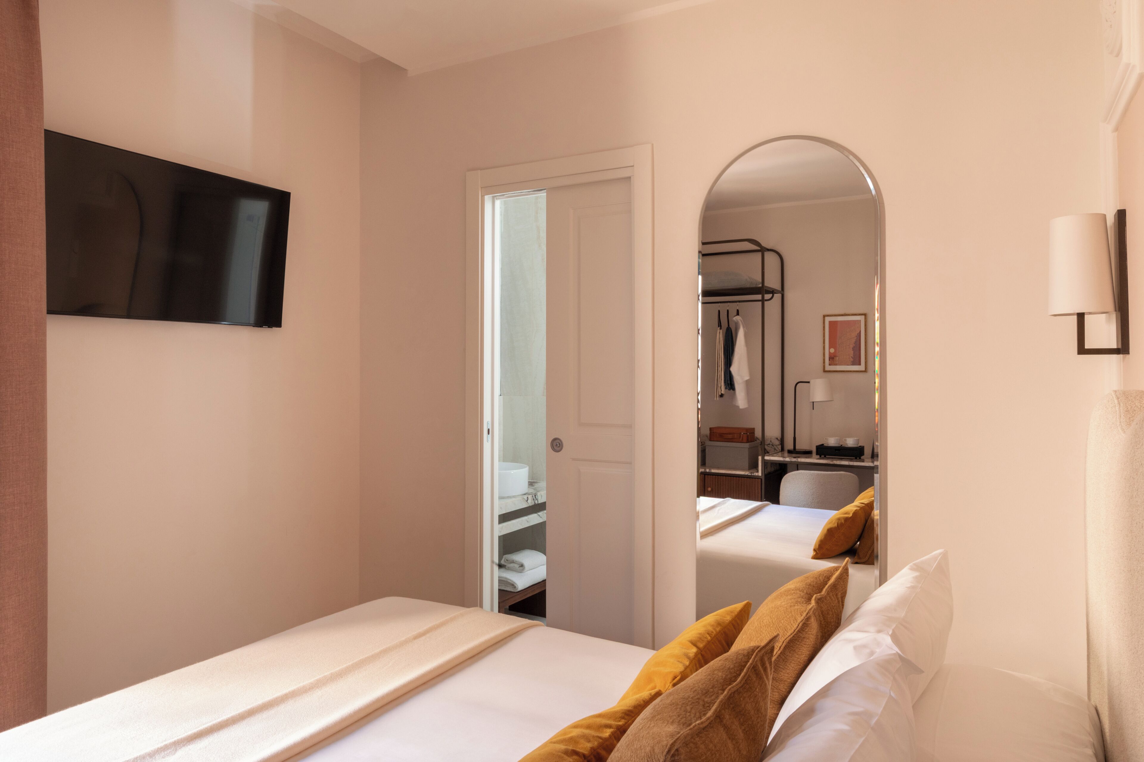 Classic Double Room | Peralatan tempat tidur hipoalergenik, peti besi dalam bilik 