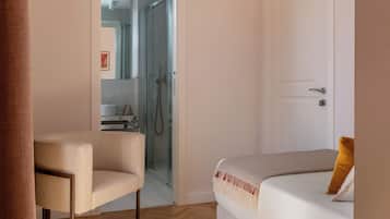 Suite | Hypo-allergenic bedding, in-room safe, individually decorated