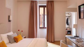 Dreibettzimmer | Allergikerbettwaren, Zimmersafe, individuell dekoriert