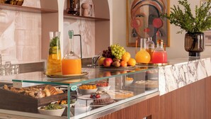Un bar à petit-déjeuner moderne doté d’une vitrine, de panneaux en bois et de luminaires suspendus.