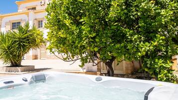 Villa | Outdoor spa tub