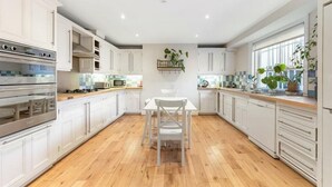 Fridge, microwave, oven, stovetop - Spacious 3B House in South Kensington (London)