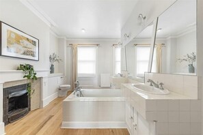 Family Apartment | Bathroom | Separate tub and shower, free toiletries, soap, shampoo - Spacious 3B House in South Kensington (London)