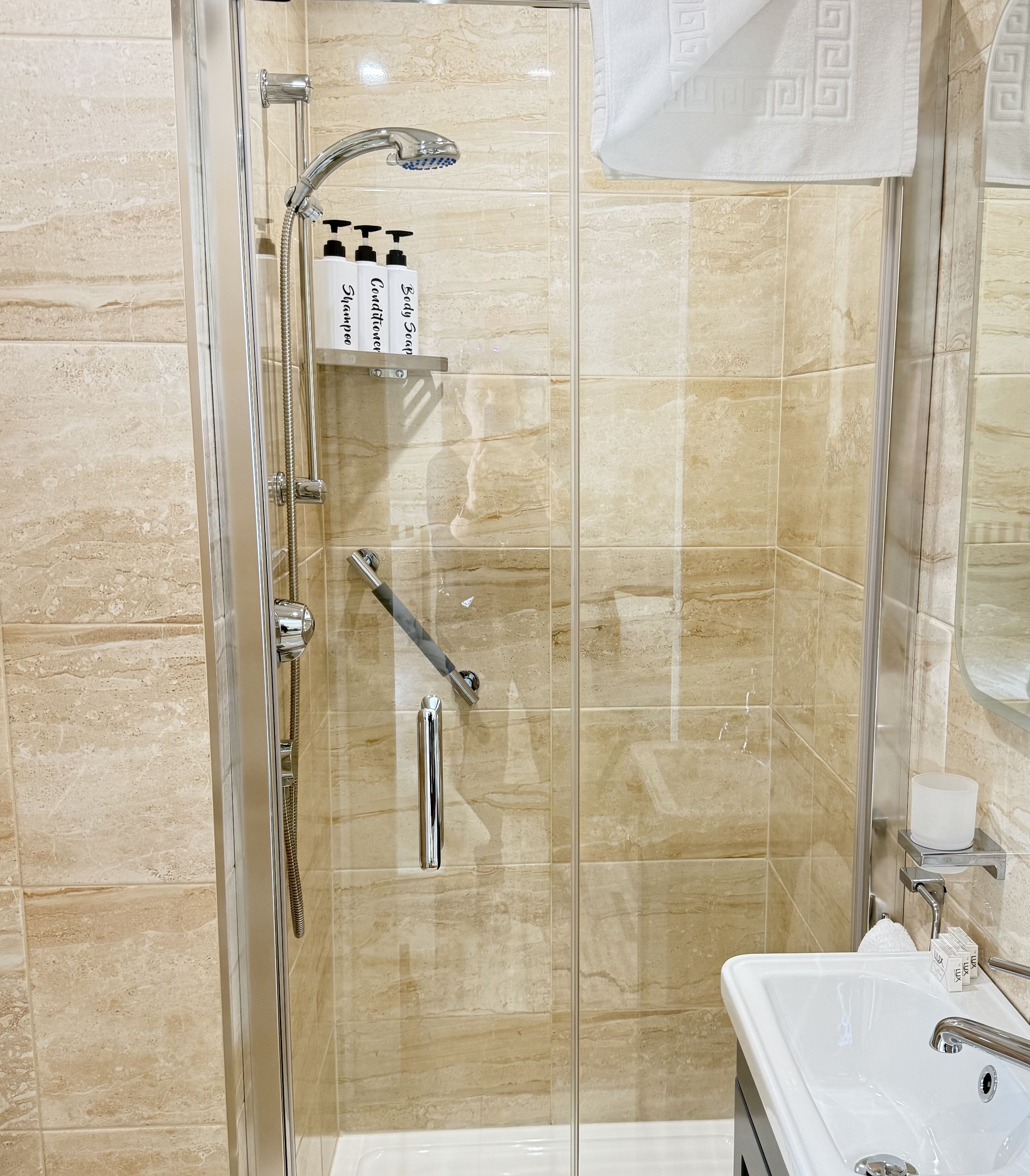 Dusche, Haartrockner, Handtücher, Seife