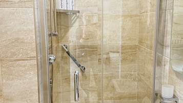 Dusche, Haartrockner, HandtĂŒcher, Seife