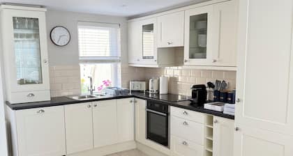 Cosy Home. Killarney Town Centre 5 minute walk - Free Parking/WiFi - sleeps 6
