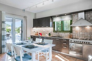 Kühlschrank, Mikrowelle, Ofen, Geschirrspüler