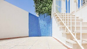 A courtyard with a tiled floor, a white wall, and a staircase with white balusters. - Villa Ash - Four Bedroom Villa, Sleeps 8 (Alcantarilha)