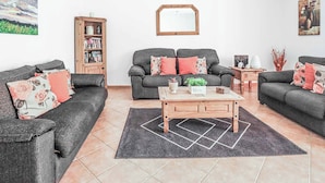 A living room with two grey sofas, a wooden coffee table, and a bookshelf. - Villa Ash - Four Bedroom Villa, Sleeps 8 (Alcantarilha)
