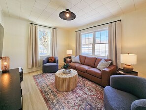 Smart TV, fireplace, video games, books - NEW! Hot Tub, Firepit & Game System Near Hershey - Walk To Lake & Fishing! (Lebanon)