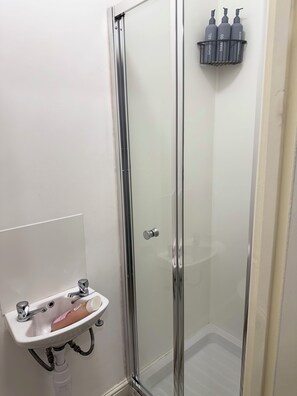 Dusche, Handtücher, Seife, Toilettenpapier
