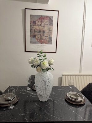 Dining - Spacious 5-Ensuit bedroom apartment with WiFi, AC in charming Northampton (Northampton)