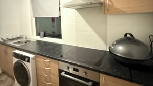 Una cocina moderna con lavadora, horno y cocina.