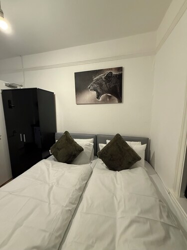 Spacious 5-Ensuit bedroom apartment with WiFi, AC in charming Northampton