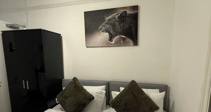 Spacious 5-Ensuit bedroom apartment with WiFi, AC in charming Northampton