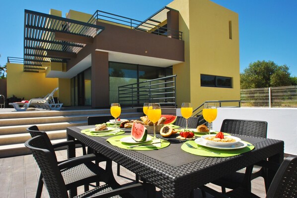 Villa | Restaurante al aire libre