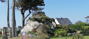 CARANTEC Loc quiet house 5 minutes sea, near beaches water sports fishing