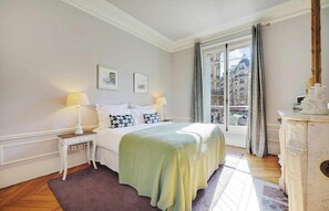 2 soverom, skrivebord, strykejern/-brett og wi-fi (inkludert)