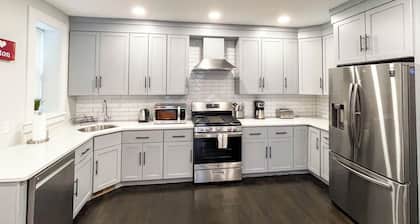 D79 Spacious 5-bedroom house with Roofdeck near Boston!