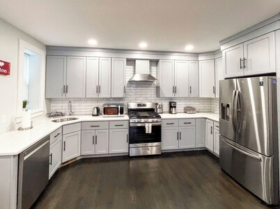 D79 Spacious 5-bedroom house with Roofdeck near Boston!