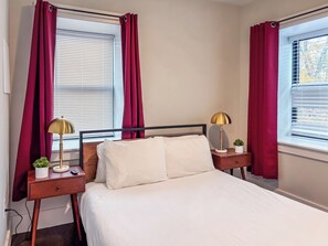 5 Schlafzimmer, Schreibtisch, Bügeleisen/Bügelbrett, Reisekinderbett
