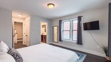 5 bedrooms, desk, iron/ironing board, travel crib