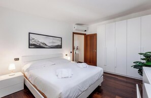 4 bedrooms, desk, iron/ironing board, free WiFi - Elegant & Spacious Two-Storey Penthouse in NoLo (Milano)