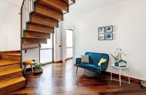 Smart TV - Elegant & Spacious Two-Storey Penthouse in NoLo (Milano)