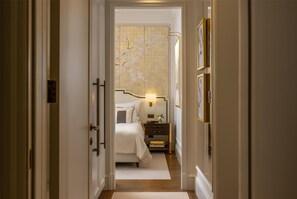 Suite junior | Baño | Amenidades de baño gratuitas, secadora de cabello, batas, pantuflas 