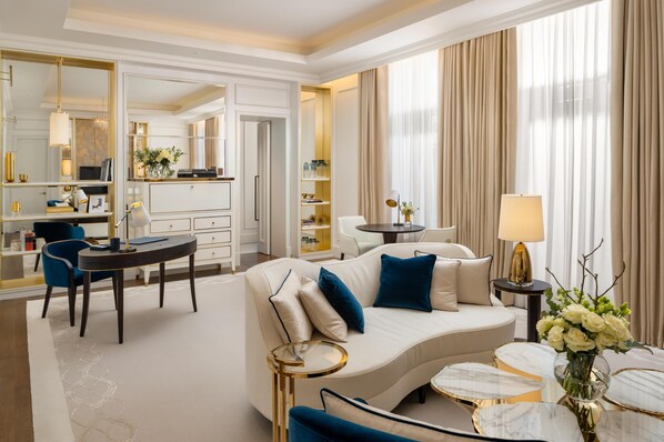 Suite Deluxe (Grand) | Ropa de cama de alta calidad, minibar, caja fuerte y wifi gratis