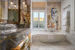 Deluxe Suite (Grand) | Bathroom