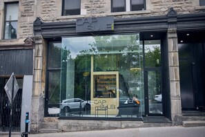 Front of property - Capsule Hotel (Montréal)