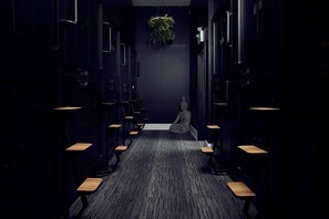 Brankas, Wi-Fi gratis, dan seprai linen