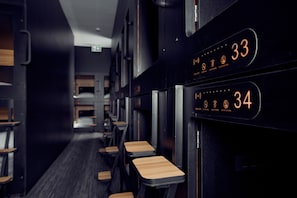 In-room safe, free WiFi, bed sheets - Capsule Hotel (Montréal)