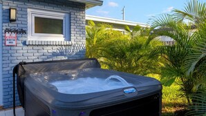 A hot tub in front of a house with a 'No Glass in Hot Tub Area' sign. - Royal Palms Beach Bungalow – A Tranquil Escape (Fort Lauderdale)