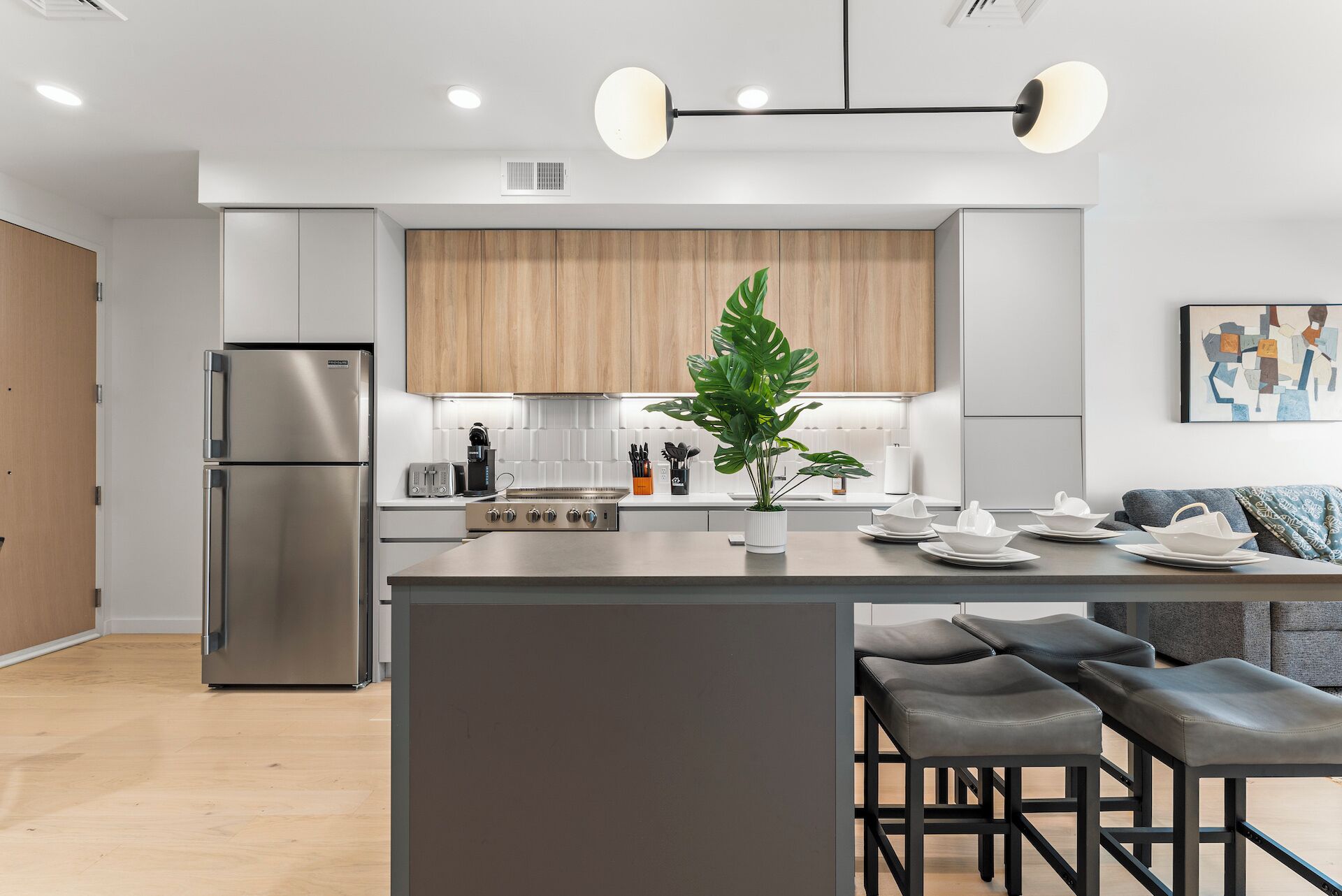 ثلاجة، فرن، موقد طهي مسطح، غسالة أطباق