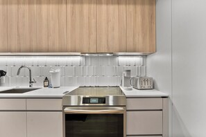 Fridge, oven, stovetop, dishwasher