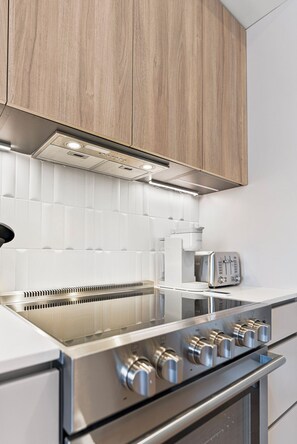 Fridge, oven, stovetop, dishwasher